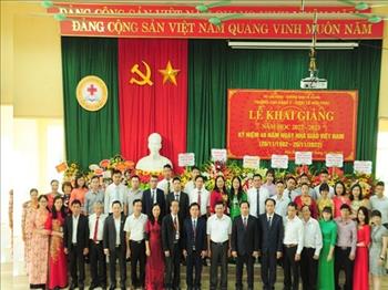 Trường Cao đẳng Y - Dược đầu tiên tỉnh Hoà Bình khai giảng năm học mới.
