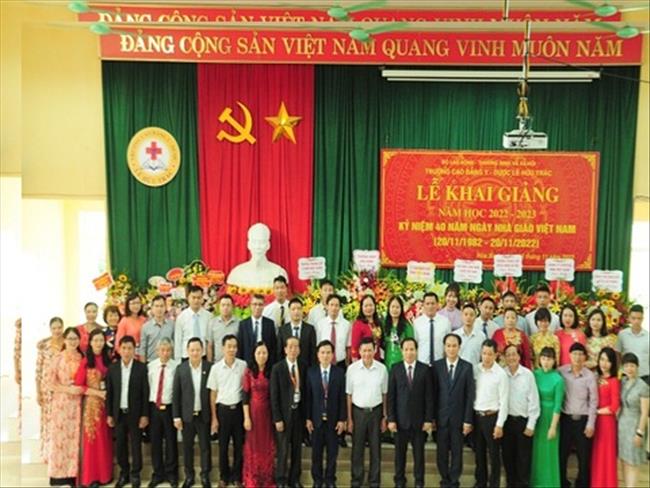 Trường Cao đẳng Y - Dược đầu tiên tỉnh Hoà Bình khai giảng năm học mới.
